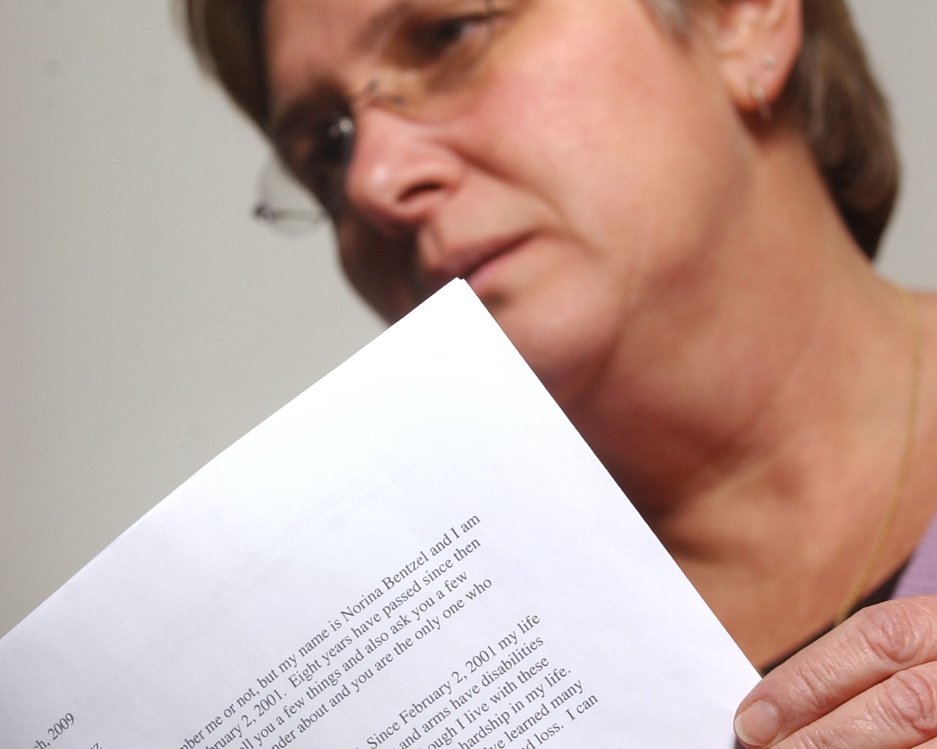 Norina Bentzel reading a handwritten letter